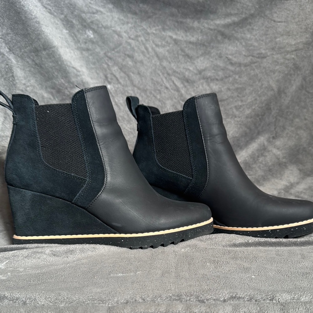 Toms Black Wedge Shoes with Elastic Panels